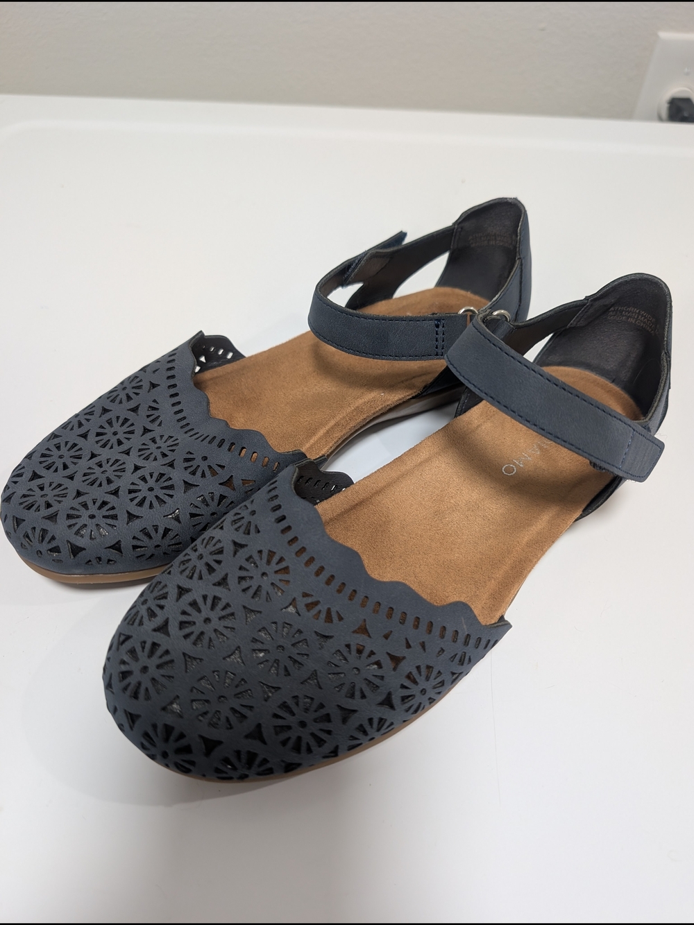 Andiamo Leather Flats With Adjustable Strap